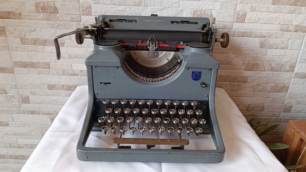 Стара пишеща машина TRIUMPH STANDART 12 - Made in Germany - 1940 год.