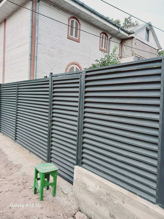 Construim Garduri si Porti din Panou stil Jaluzele, Sipca Metalica, Tabla Cutata, Plasa Bordurata, Fier Forjat BCA si alte modele disponibile
