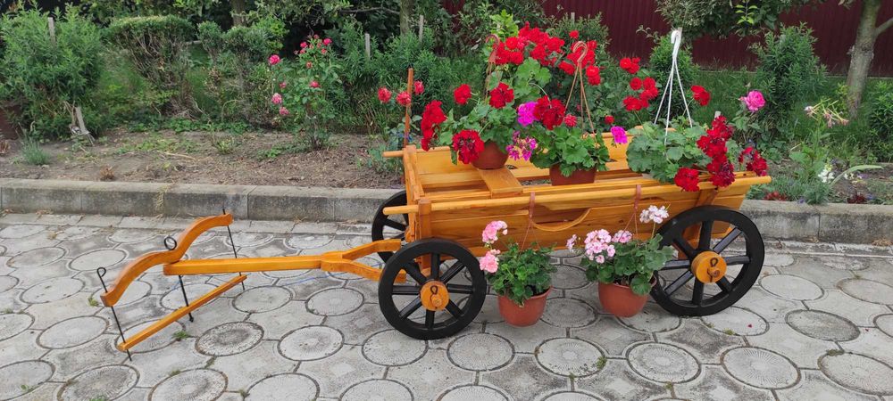 Car din lemn demontabil făcut manual