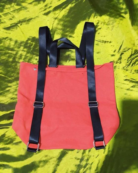 Рюкзак красного цвета