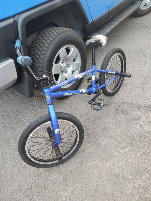 Велосипед BMX в хорошем состоянии.