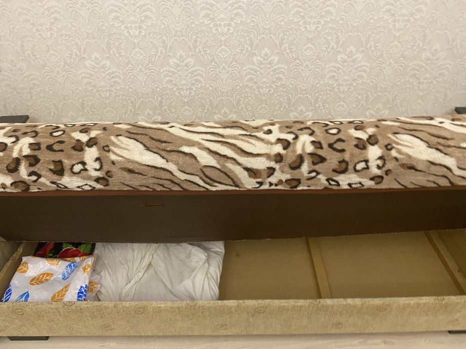 Диван сотилади яхши холатда