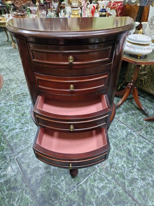 Уникална антикварна конзолна масичка за бижута