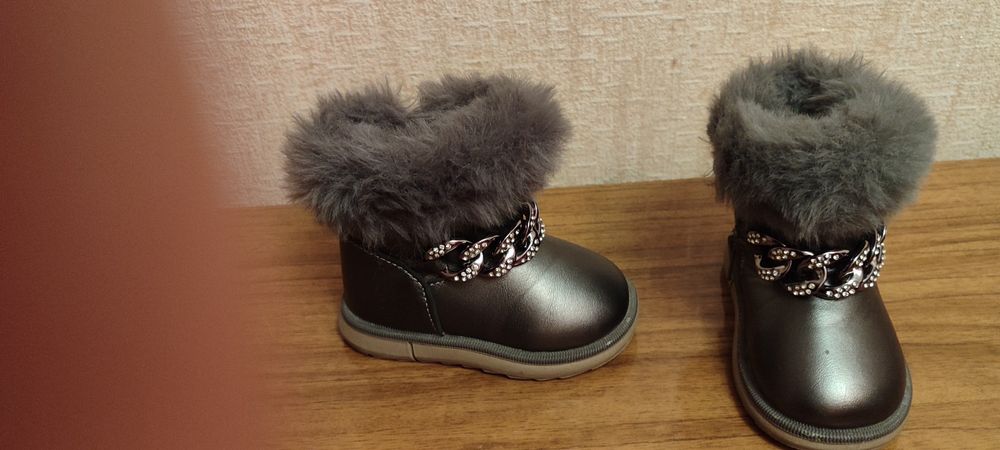 Детские теплые сапожки в очень хорошем состоянии