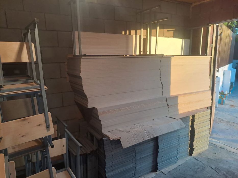 Продам школьные парты со стульями