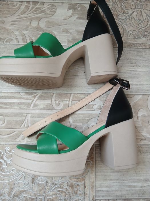 Продам босоножки новые.