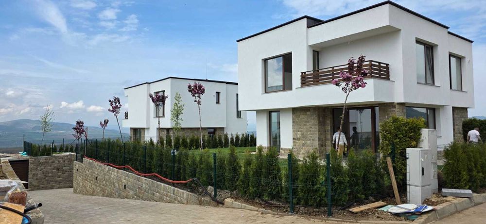 къща РЗП166м2, 2ет,двор 505м2, нова,к-с ДЕЛТА ХИЛ,с.Кладница, 340 300Е