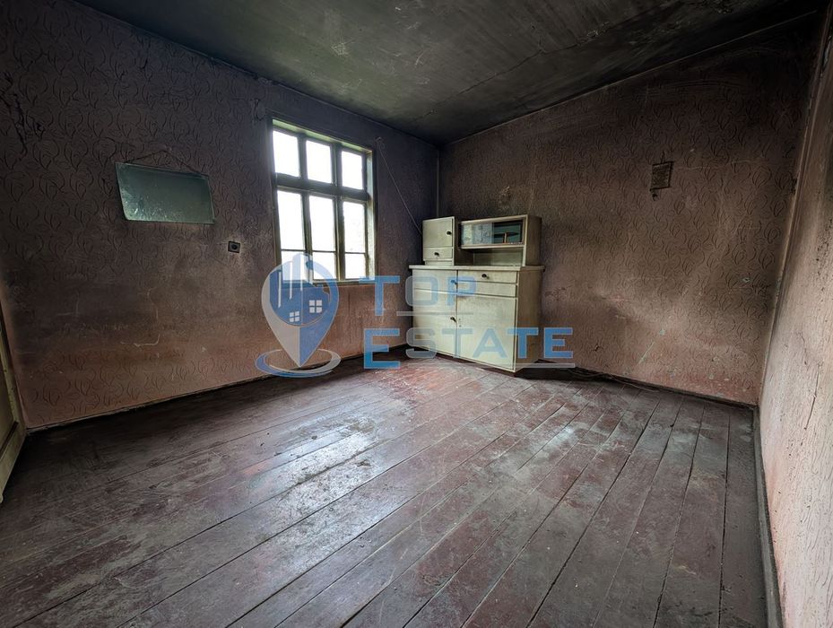 Двуетажна тухлена къща в близост до град Плачковци