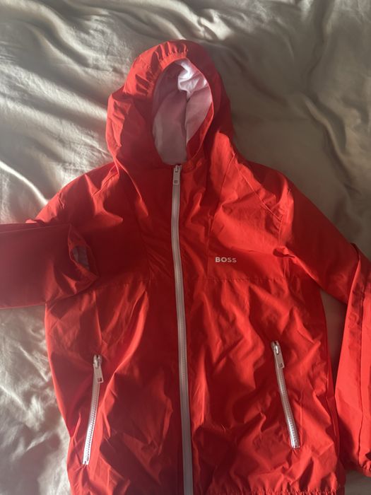 Hugo ветровка червена