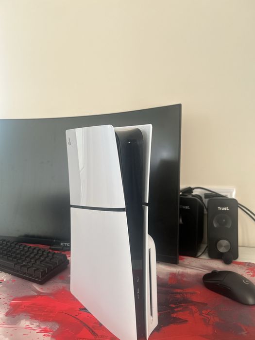 Ps5  slim в отлично състояние без никакви проблеми