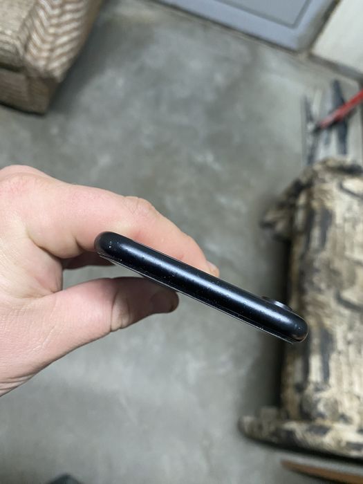 Продавач IPhone XR