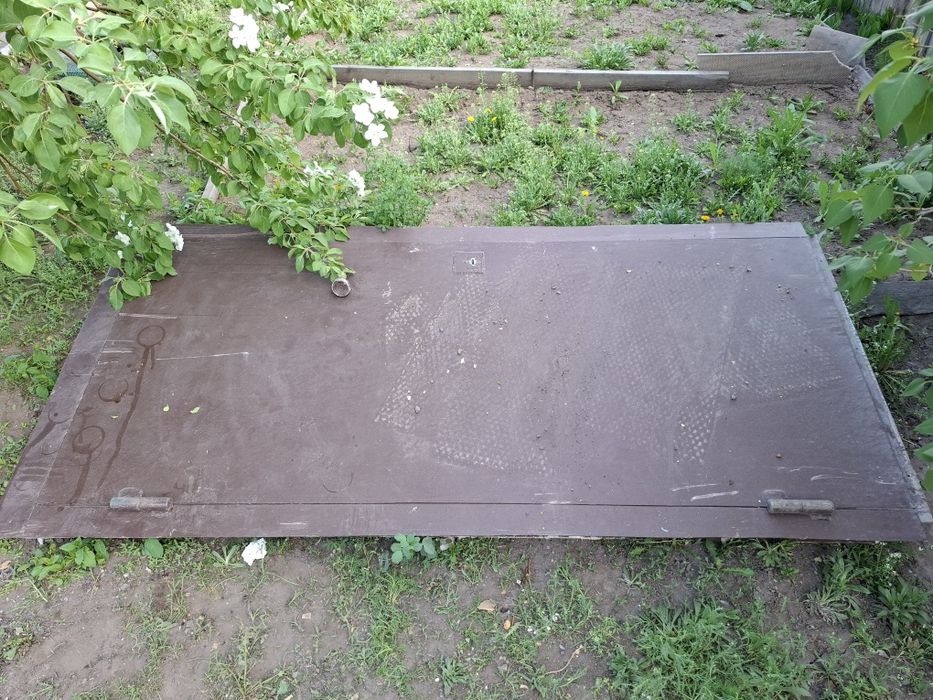 Продам бу железную дверь