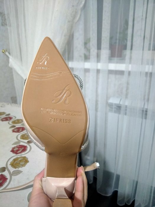 Продаю новые туфли 39 размер