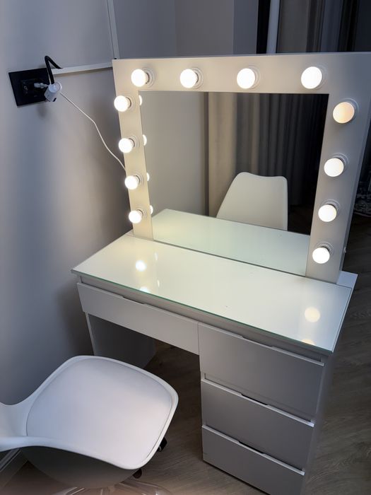 Masa de machiaj moderna cu leduri