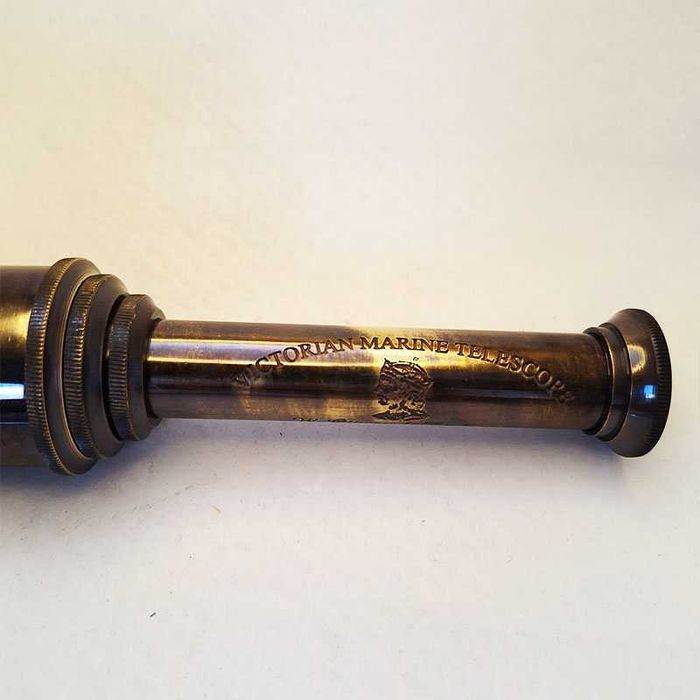 Далекоглед бронзов с античен дизайн в дървена кутия