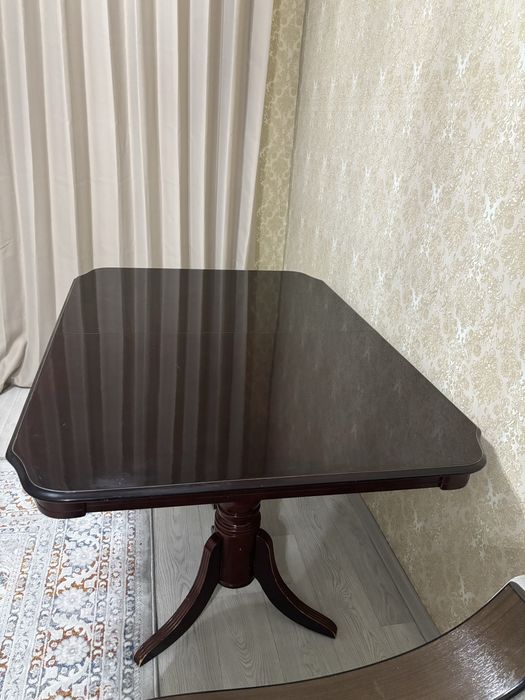 Стол для гостинной