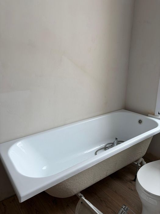 ванна, унитаз, смеситель и гигиенический душ