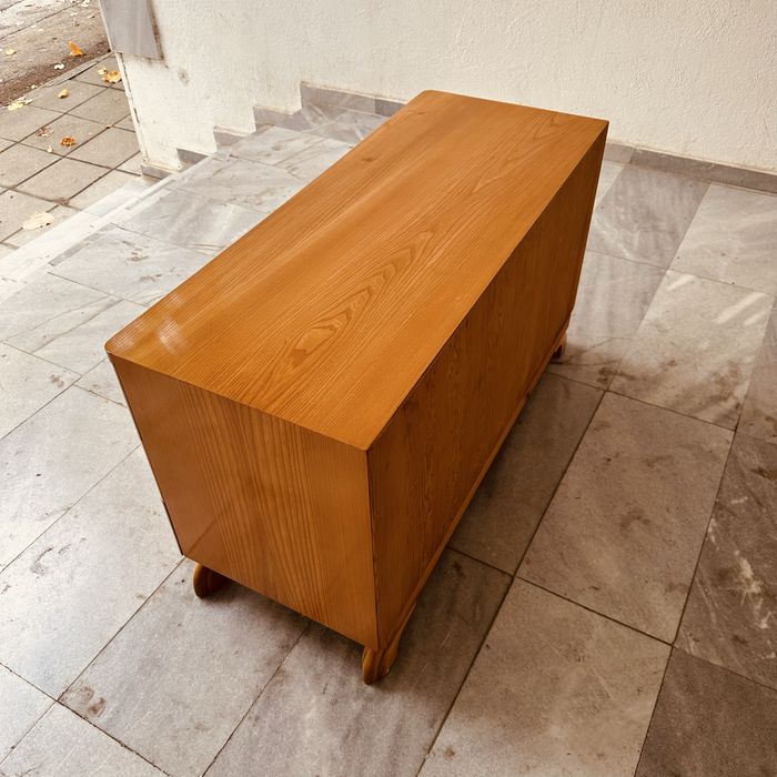 Винтидж скандинавски скрин – 50-те години, масив и месинг