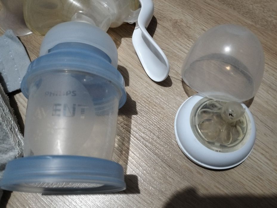 Молокоотсос и бюстгальтер для кормления