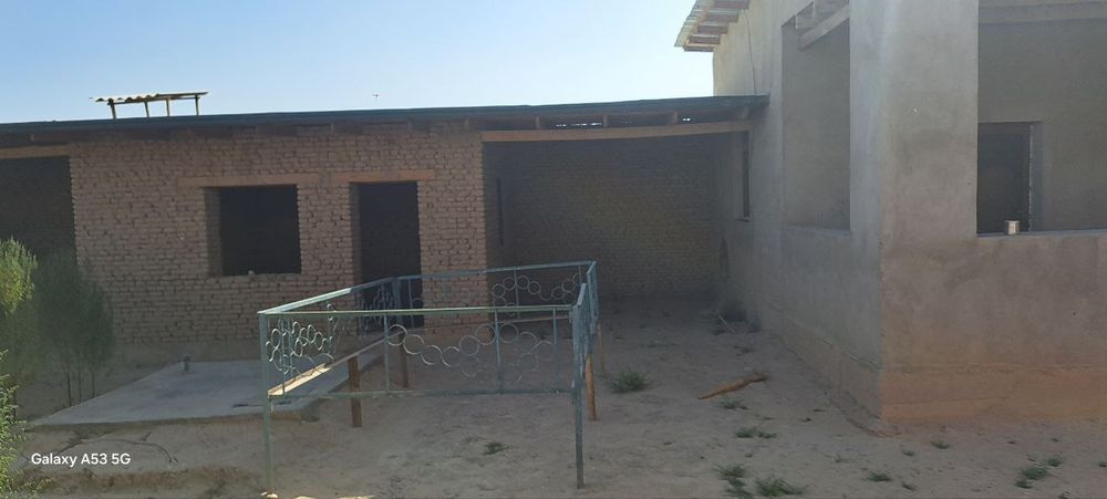 Uy sotiladi 8 sotx 2 xonali uyi bor