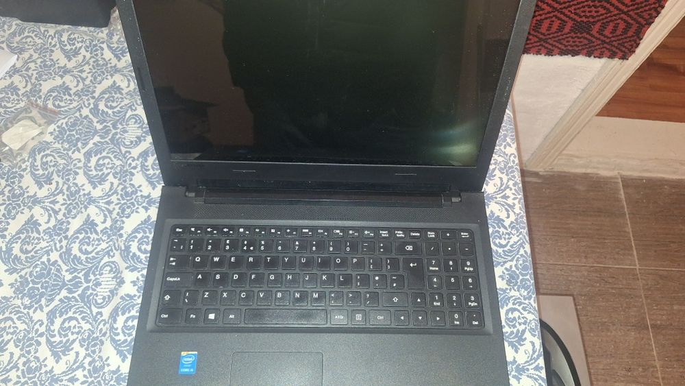 Vand laptopuri 4 lenovo iar unul terra