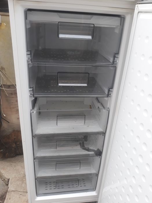 Frigider Arctic model nou Zanussi Whirpool