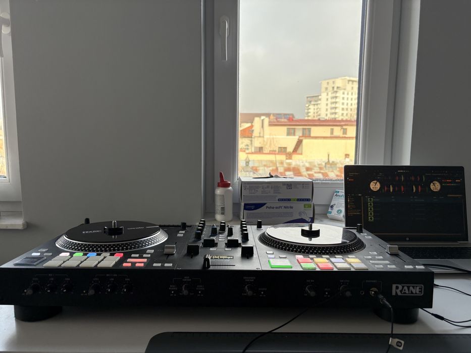 Consola DJ Rane One + Geantă