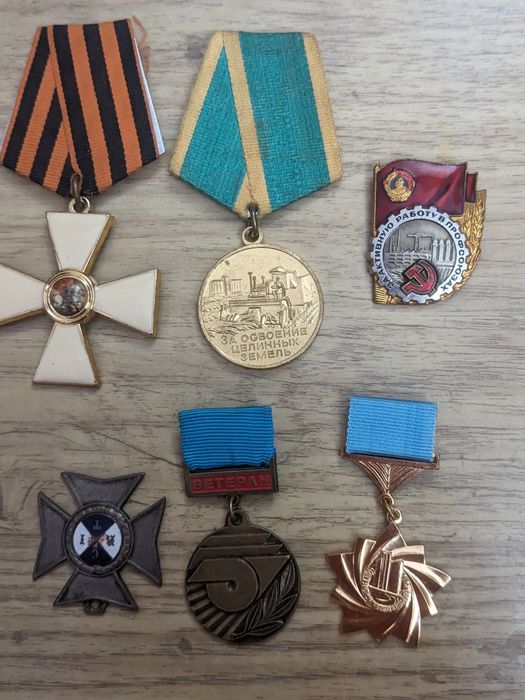 Продам значки времён СССР