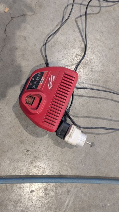 Incarcator Milwaukee M12 utilizat
În stare foarte buna