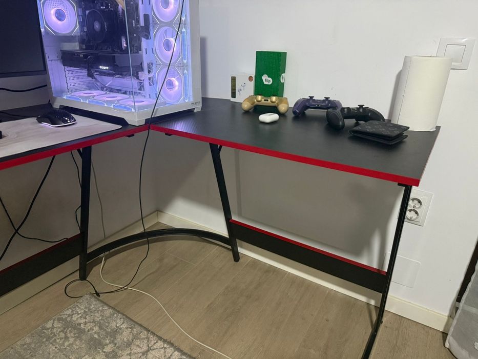 Birou gaming pe colt