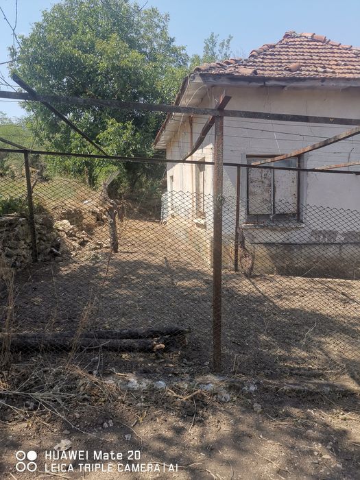 Продава изгодно парцел с гредоредна къща.
