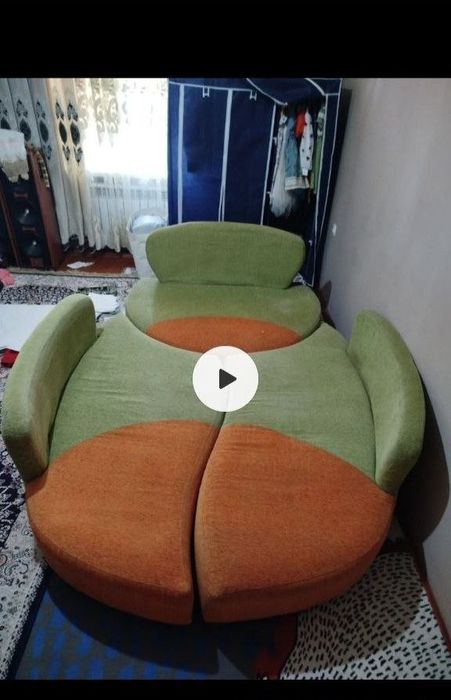 Продаётся диван и золотые серьги.