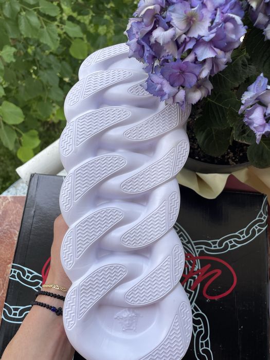 Versace chain reaction
