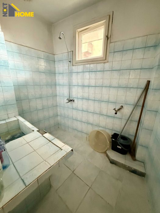 Просторен тристаен апартамент (етаж от къща) до стадиона