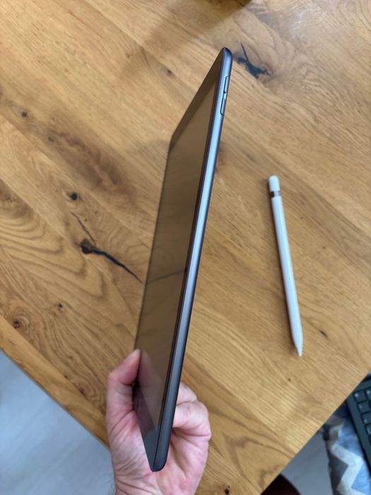 iPad 8th generation 128GB Apple Pencil & Logitech keyboard