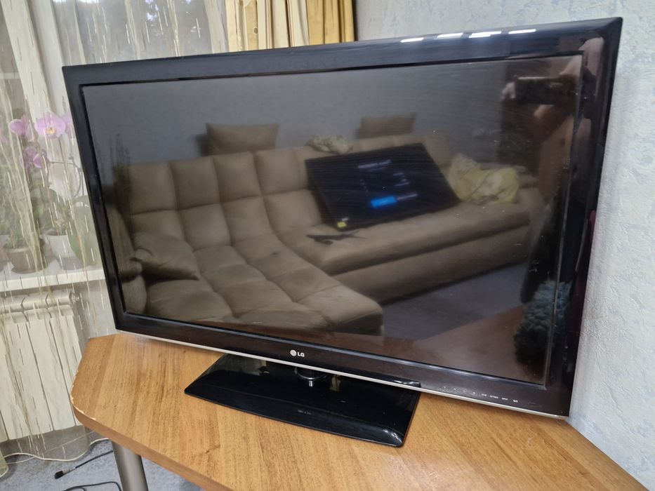 Телевизор LG, в рабочем состоянии