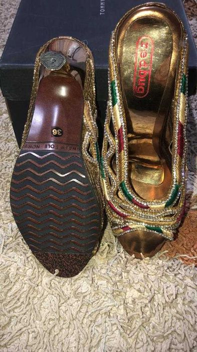 Продам праздничные босоножки