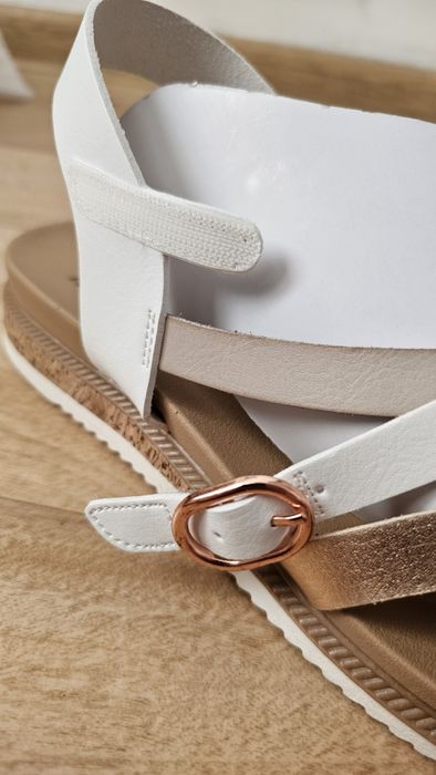 Сандалии Skechers новые