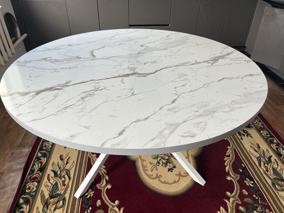 Продаётся круглый стол. Б/У