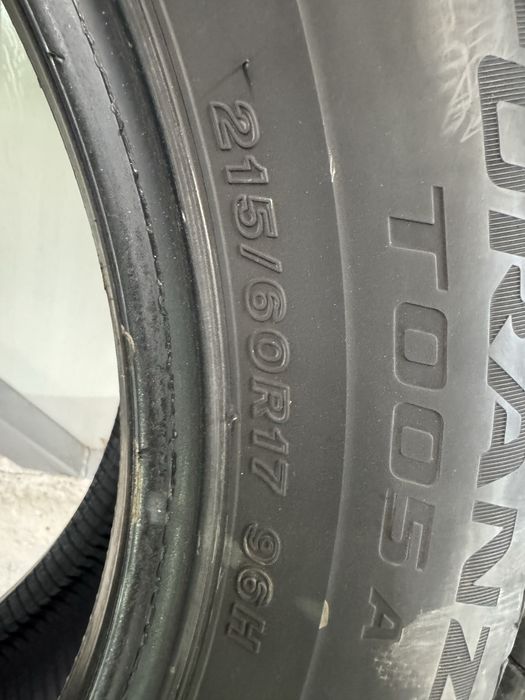 Гуми Bridgestone 215/60/17 и болтове за Мерцедес и др
