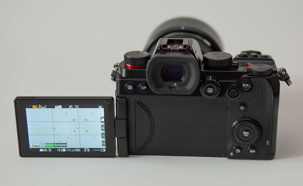 Продавам Panasonic Lumix S5 с обектив Lumix S 50mm f/1.8