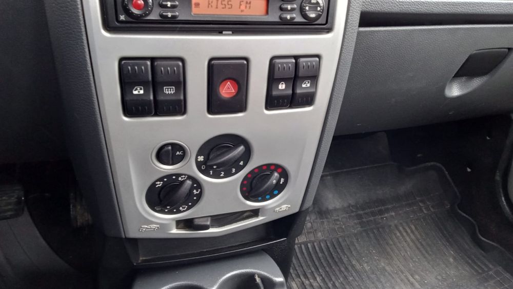 Vand dacia logan full 14 benzina an 2007 euro 4  unic propietar de nou