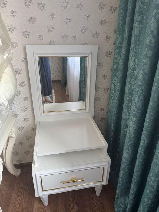 Тумба с зеркалом