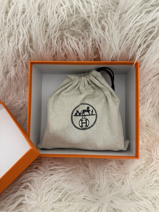 Черна малка кожена чанта със златна катарама