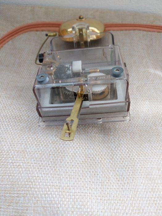 Mecanism ceas perete