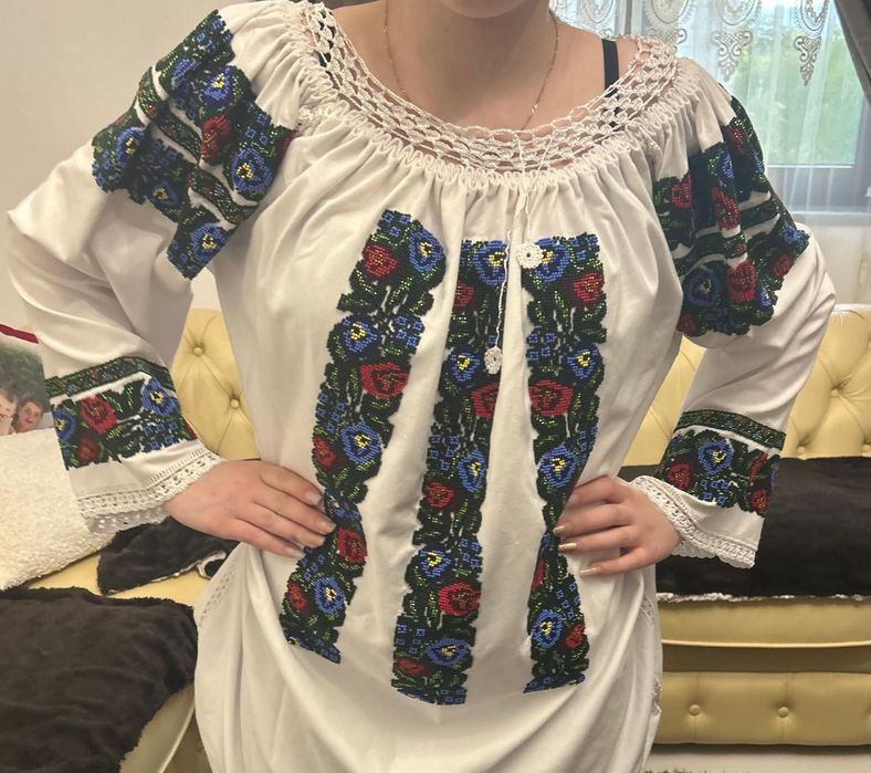 Cămașă cu mărgele cusuta manual