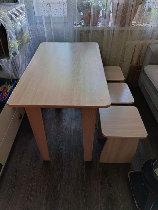 Продам стол и 4 табурета