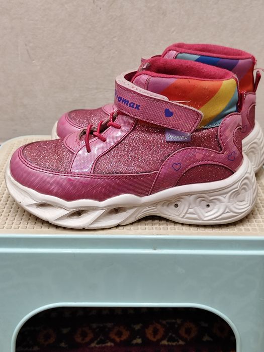 Продам ботинки демисезонные на девочку 29 размер.