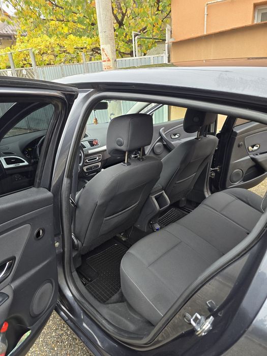 Vând renault megane 3 2014 Motor 1.5 110cp

Geamuri electrice față/spa