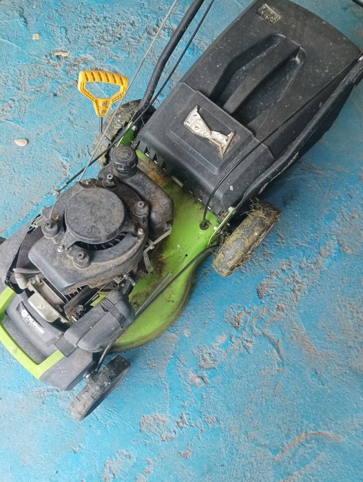 Продавам бензинова косачка